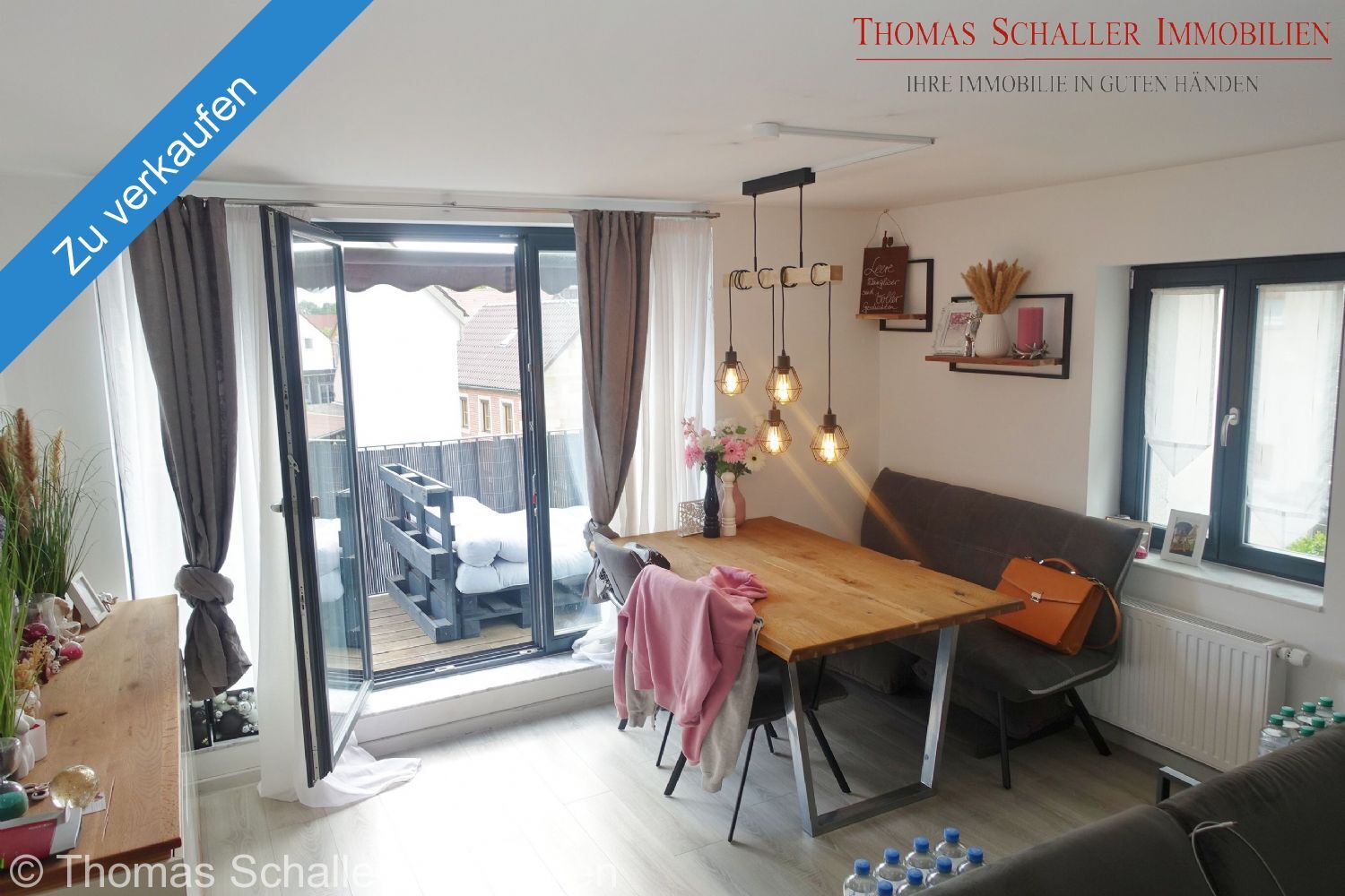 Kernsanierte, moderne 2 Zimmer-Dachstudio-Wohnung mit großen Balkon, EBK & Stellplatz in Cadolzburg