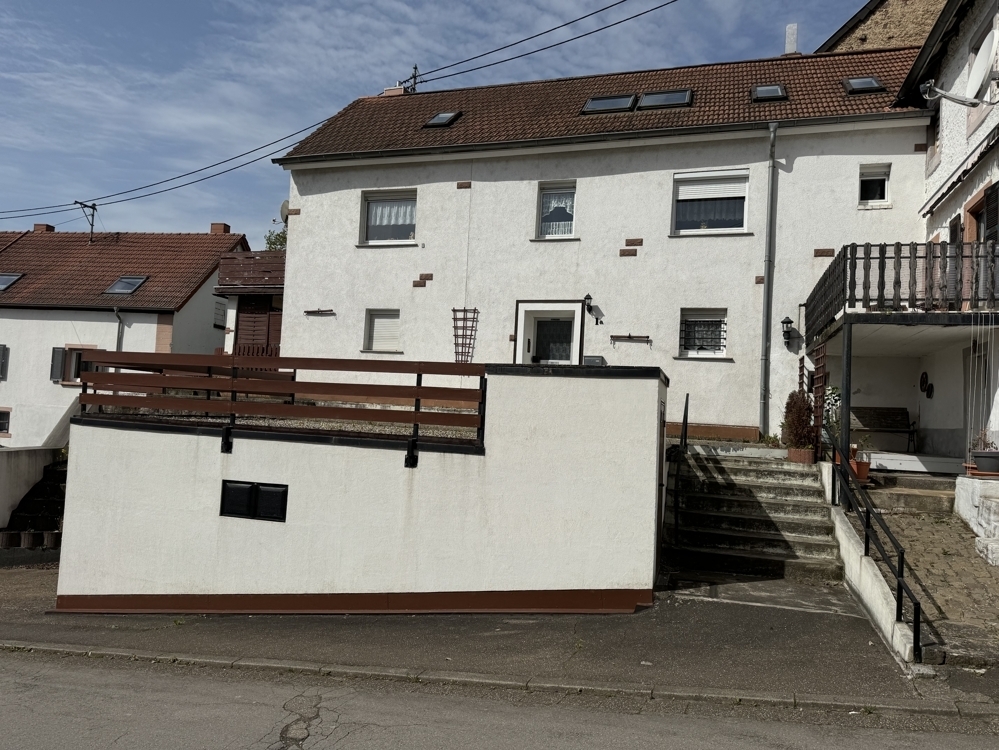 Mandelbachtal: Ein- bis Zweifamilienhaus mit Garage, einseitig angebaut, in sehr guter Lage