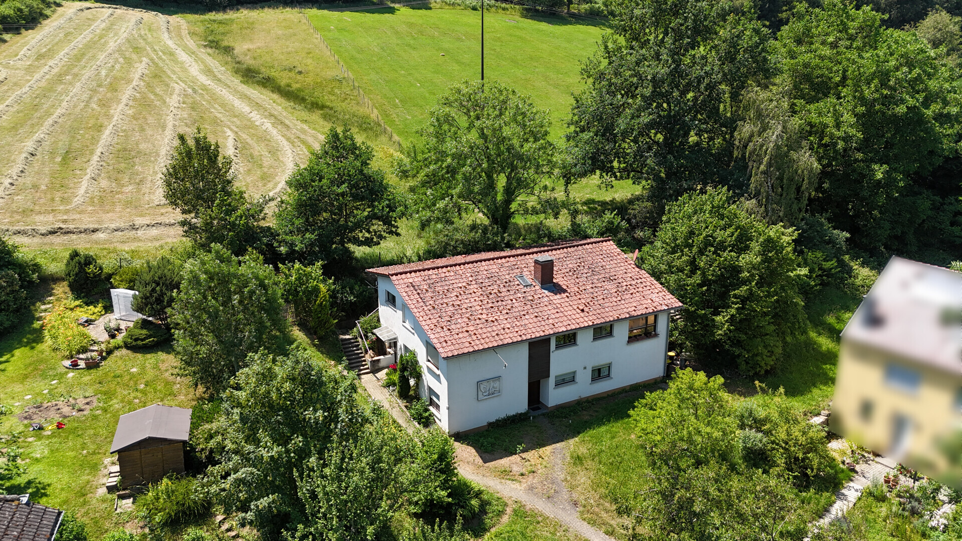 Architektonisches Wohnjuwel mit Einliegerwohnung – Großzügiges Zuhause in ruhiger Ortsrandlage
