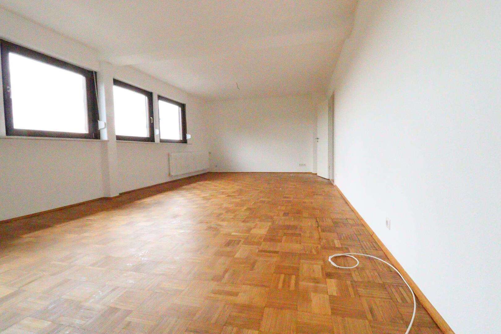 WRS Immobilien - Frisch renovierte 3 Zimmer Dachgeschosswohnung in Feldrandlage von Rockenberg