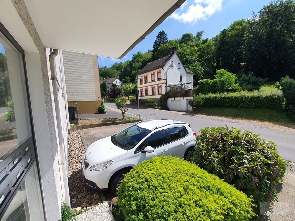 4 Zimmer Wohnung im 1OG in ruhiger, schöner, grüner Lage mit Balkon!