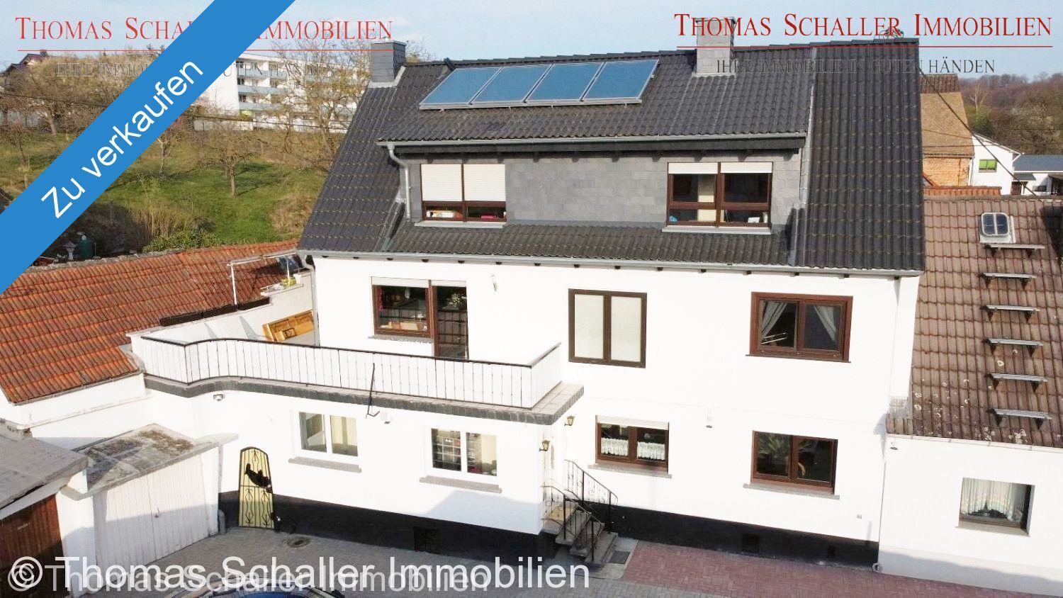 Zweifamilienhaus mit Nebengebäude, 2 Garagen und modernisierter Ausstattung
