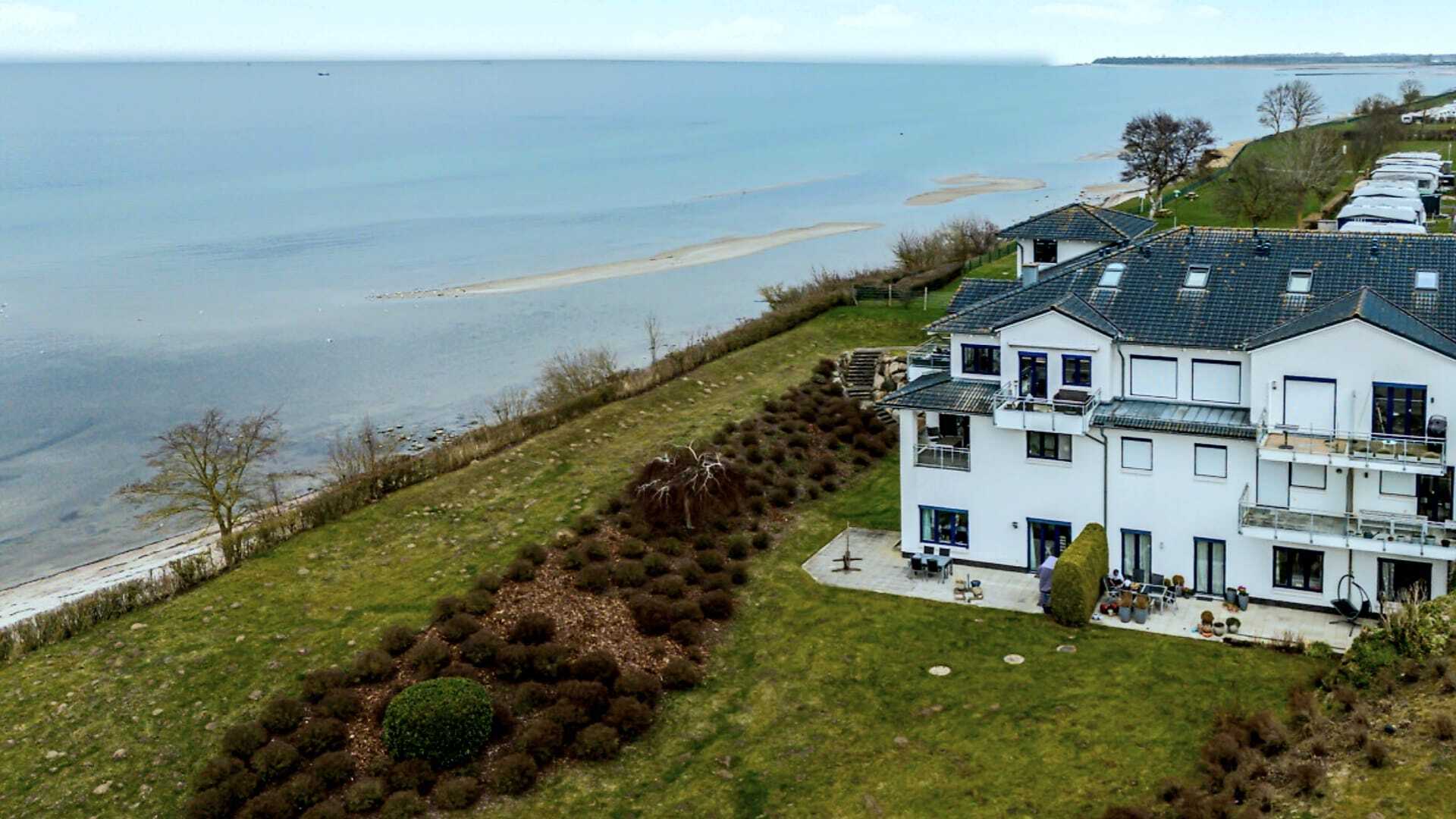 Exklusive Terrassenresidenz in erster Strandlage mit Ostsee- und Meerblick