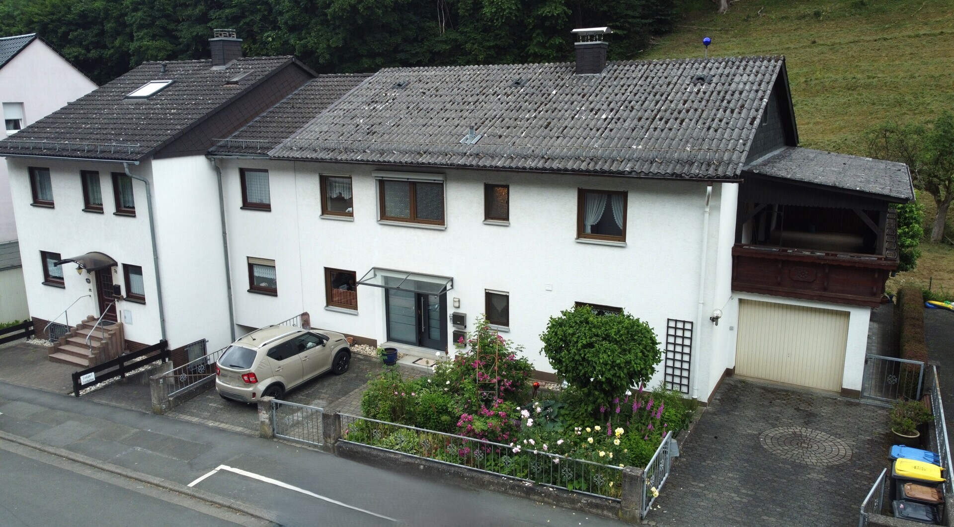 Ihr neues Zuhause! Familienfreundliches Zweifamilienhaus mit Balkon und Garage