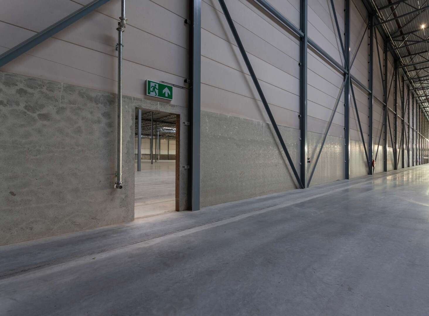 Gewerbehalle und Wohnhaus auf einem Grundstück