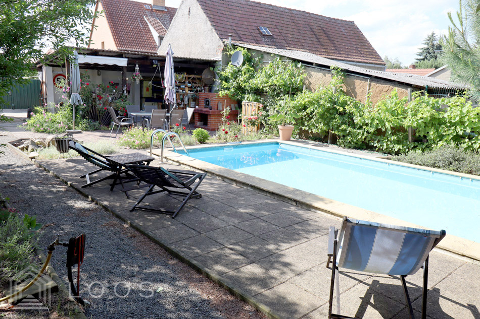Vielseitiges Wohnhaus mit separatem Wohnbereich, Pool und großem Grundstück