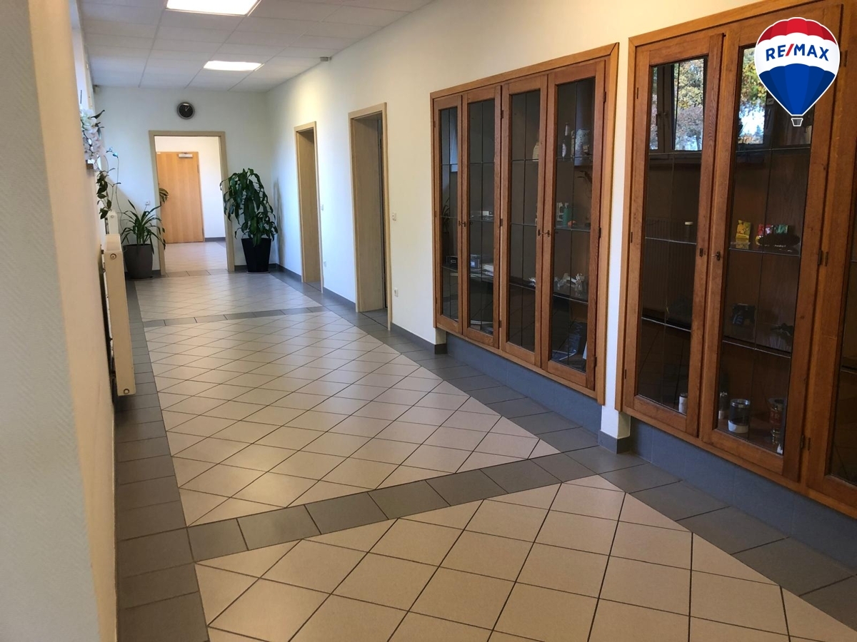 **Reduziert** Gewerbeimmobilie(ca. 647m²) mit Einliegerwohnung (ca. 92m²) und großzügigem Grundstück