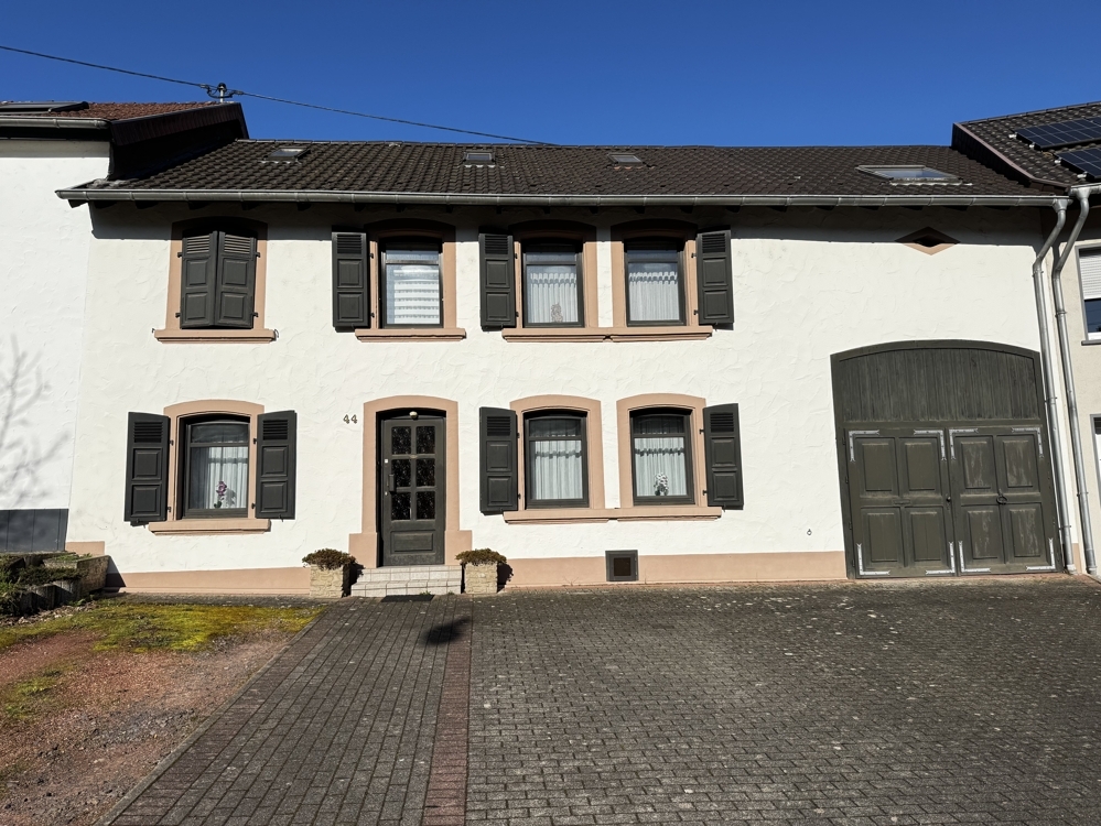Saarlouis-Neuforweiler: Einfamilienhaus im Landhausstil mit Garage, Stellplätzen und großem Garten