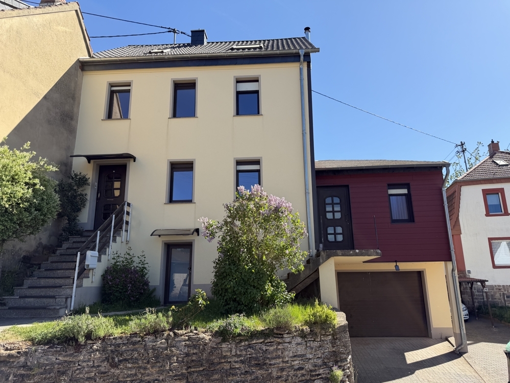 Urexweiler: Charmantes 1-2-Familienhaus mit 169 m²  Wohnfläche, saniert 2022, mit Garten und Garage