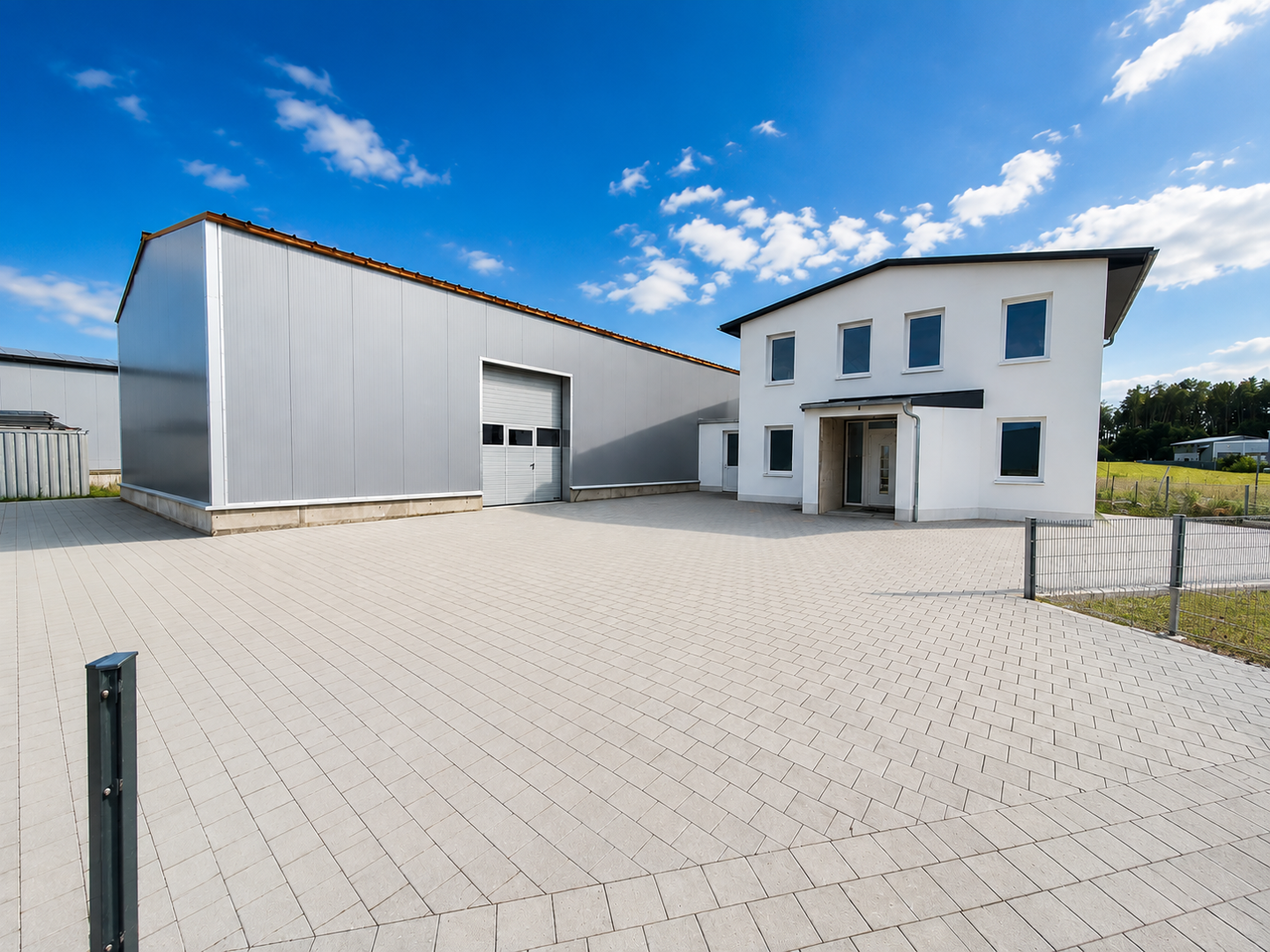 Erstbezug: Moderne Halle mit angrenzendem Bürohaus