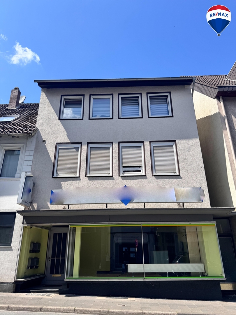 Attraktives Mehrfamilienhaus in zentraler Lage – Gewerbeeinheit und zwei Wohnungen!