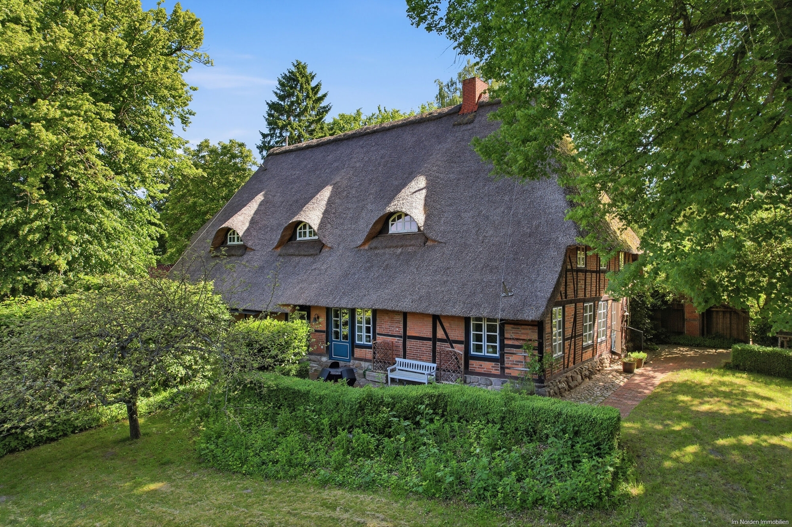 Denkmalgeschütztes Bauernhaus unter Reet in Eutin-Fissau