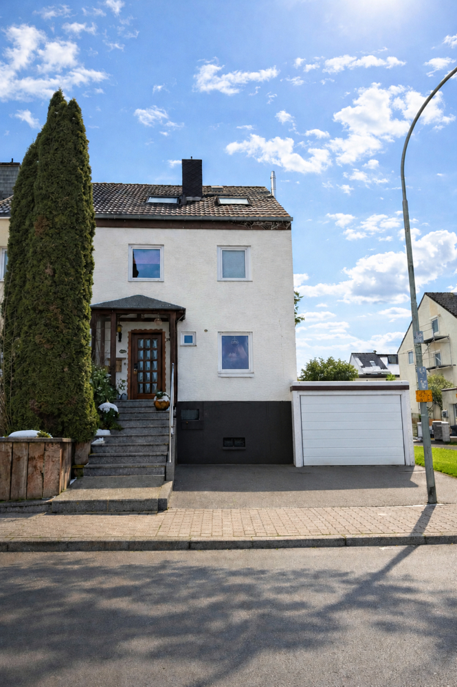 Gemütliches 1 FH mit Garten,2 Garagen + Womostellplatz, ideal für Familien und Wohnen & Arbeiten
