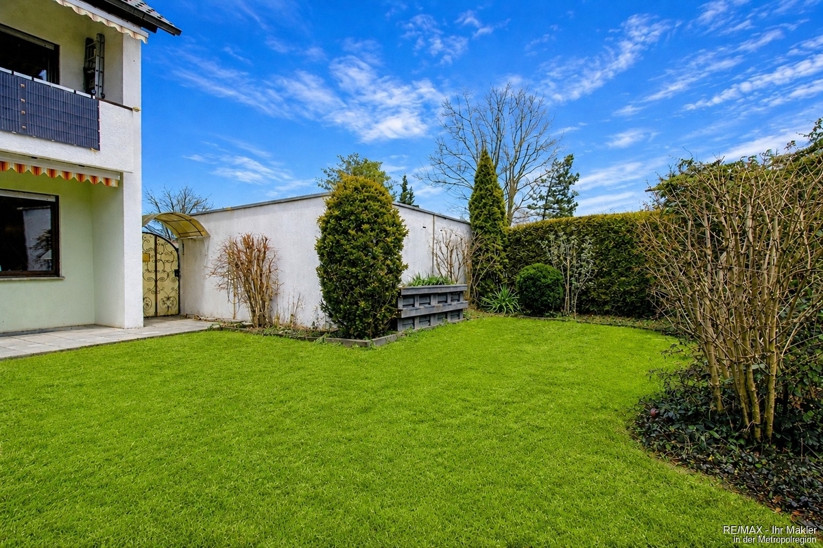 Gepflegtes Reiheneckhaus mit Garten, Balkon, sonniger Terrasse und 2 Garagen in ruhiger Lage