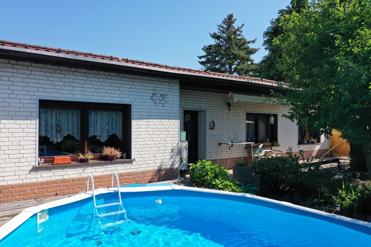 Wohnen, wo andere entspannen – charmantes Zuhause mit Pool nahe dem Pahnaer See