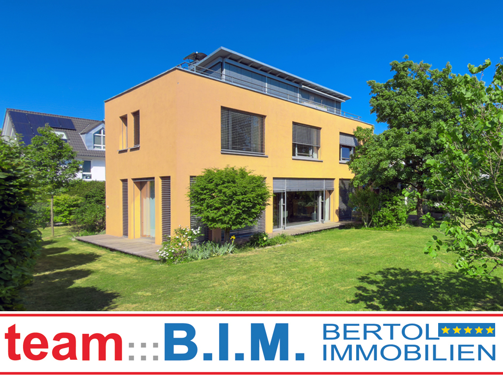 Architekten-Villa auf Filetgrundstück in Top-Lage:
 Licht. Ruhe. Privatsphäre.