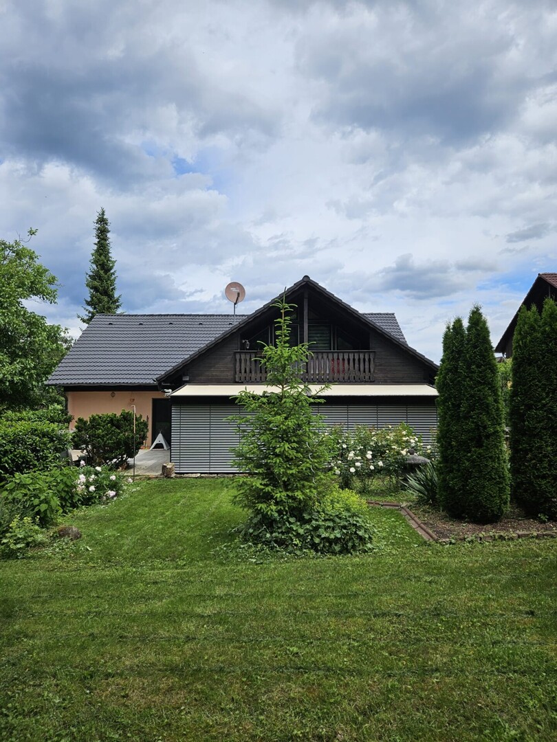 Großzügiges Zwei- bis Dreifamilienhaus mit enormem Potenzial und XL-Grundstück in Tiefenbronn