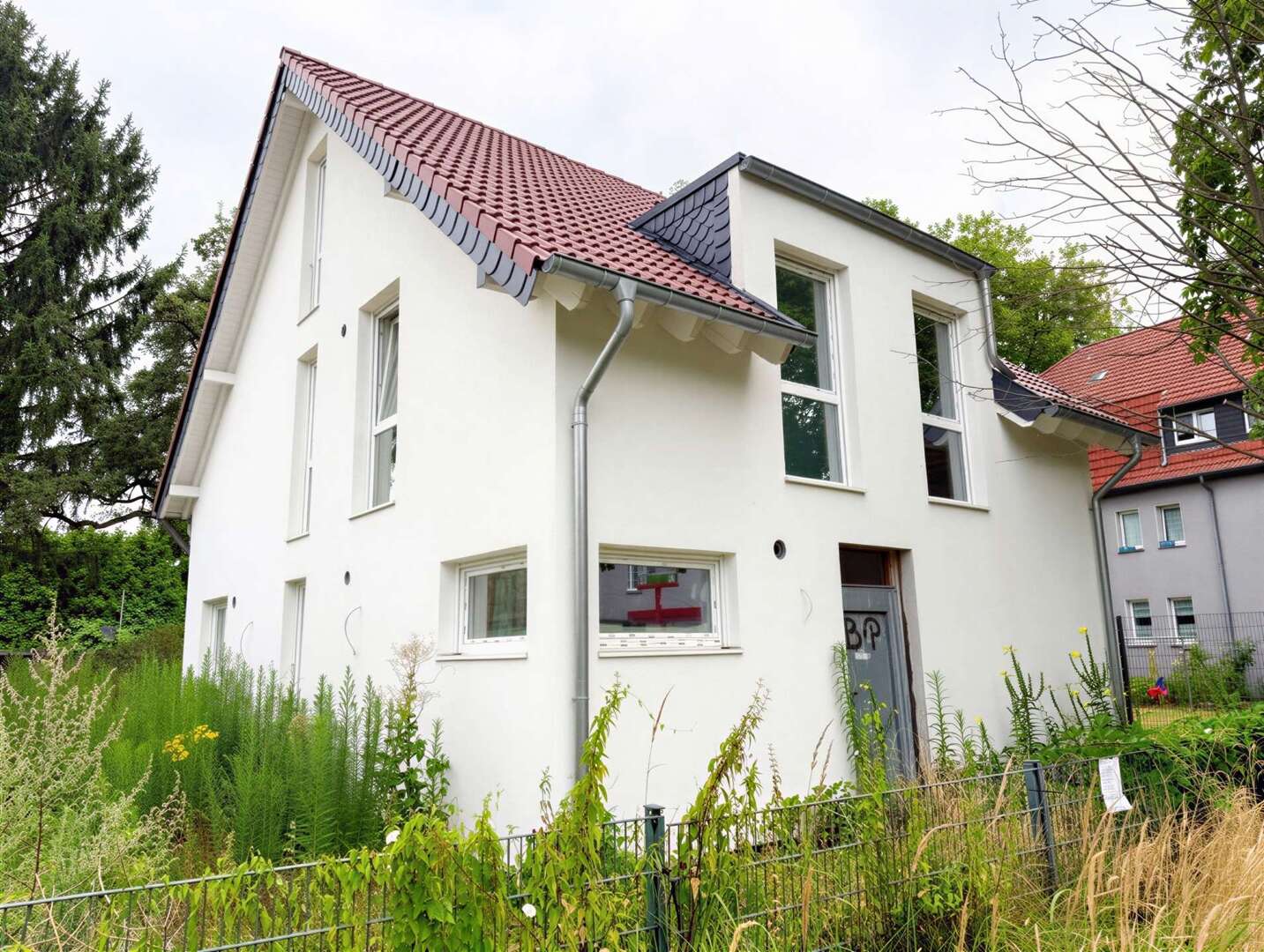 Neubau mit 7 Zimmern und großem Garten