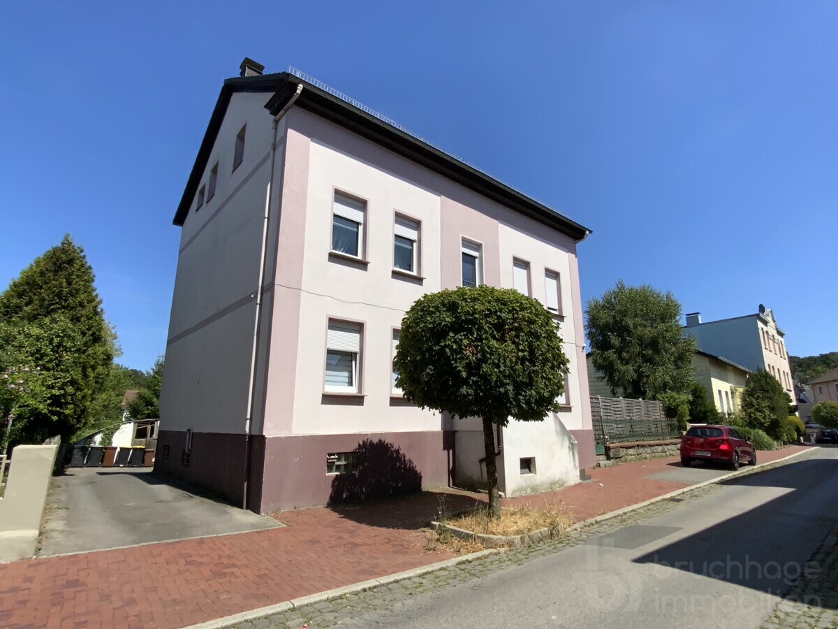 Zweifamilienhaus mit 19 Garagen und vielseitigem Potenzial – jetzt Besichtigung vereinbaren!