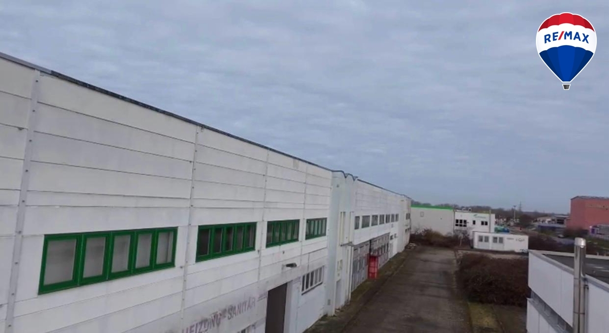 Sanierungsbedürftige Gewerbehalle mit Büros und Pförtnerhaus auf ca. 58.000 m² Grundstück