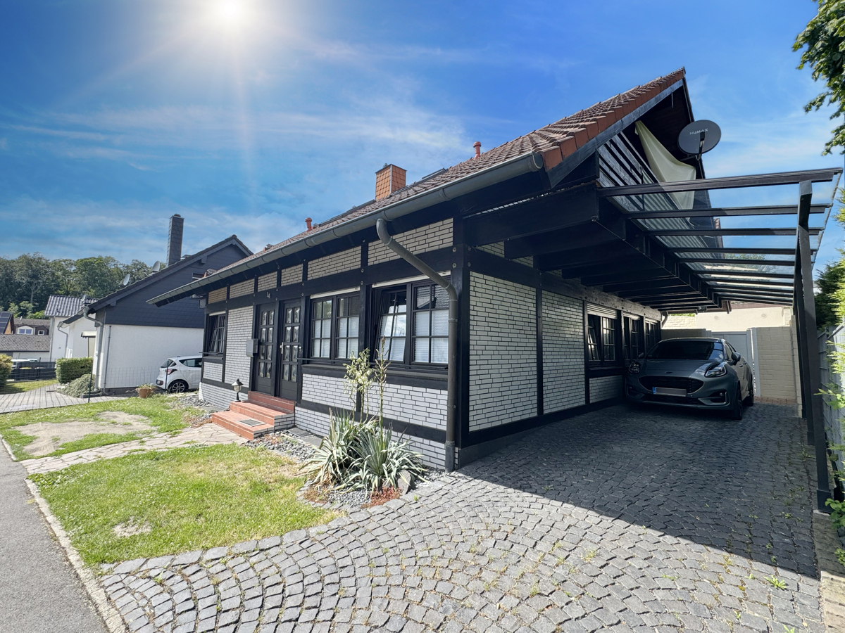 Charaktervolles freistehendes Haus mit Wintergarten, Pool, Carport und vielseitigem Wohnkonzept