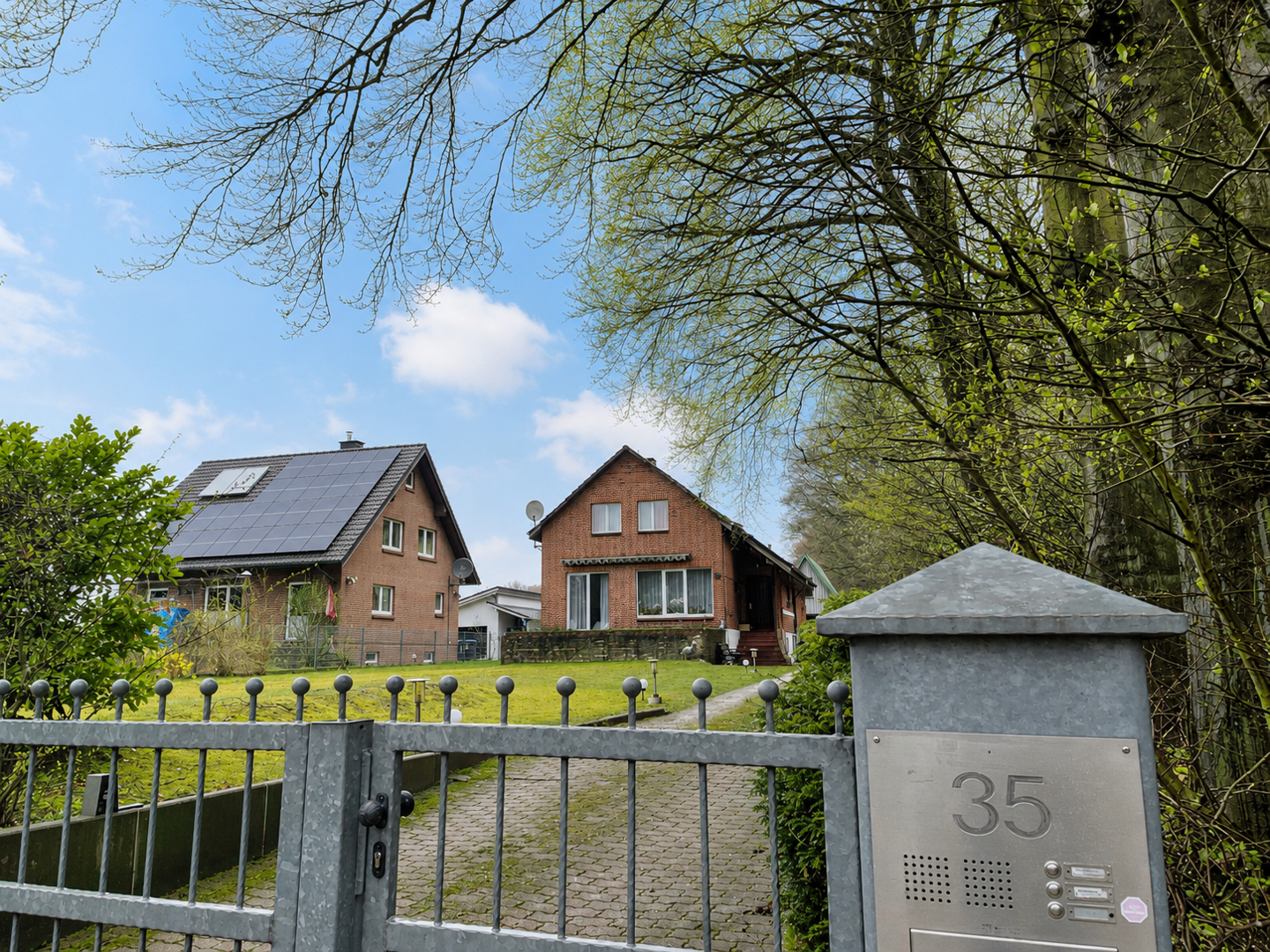 Zweifamilienhaus mit 6 Zimmern in exklusiver Lage direkt am Naturschutzgebiet "Dalbekschlucht"