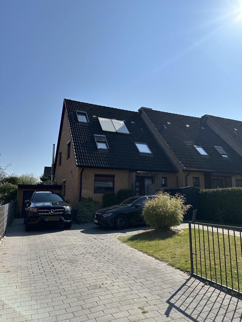 Komfortables Wohnen auf hohem Niveau auf ca. 140m² Wohnfläche, 5 Zimmern mit Garten, Garage und Pool