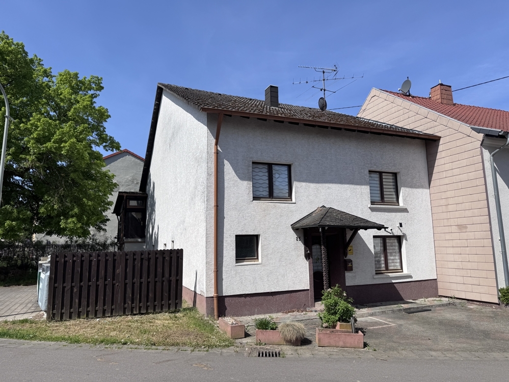 Leidingen: Einfamilienhaus mit 120 m² Wohnfläche, 100 m² Ausbaupotenzial und Garten