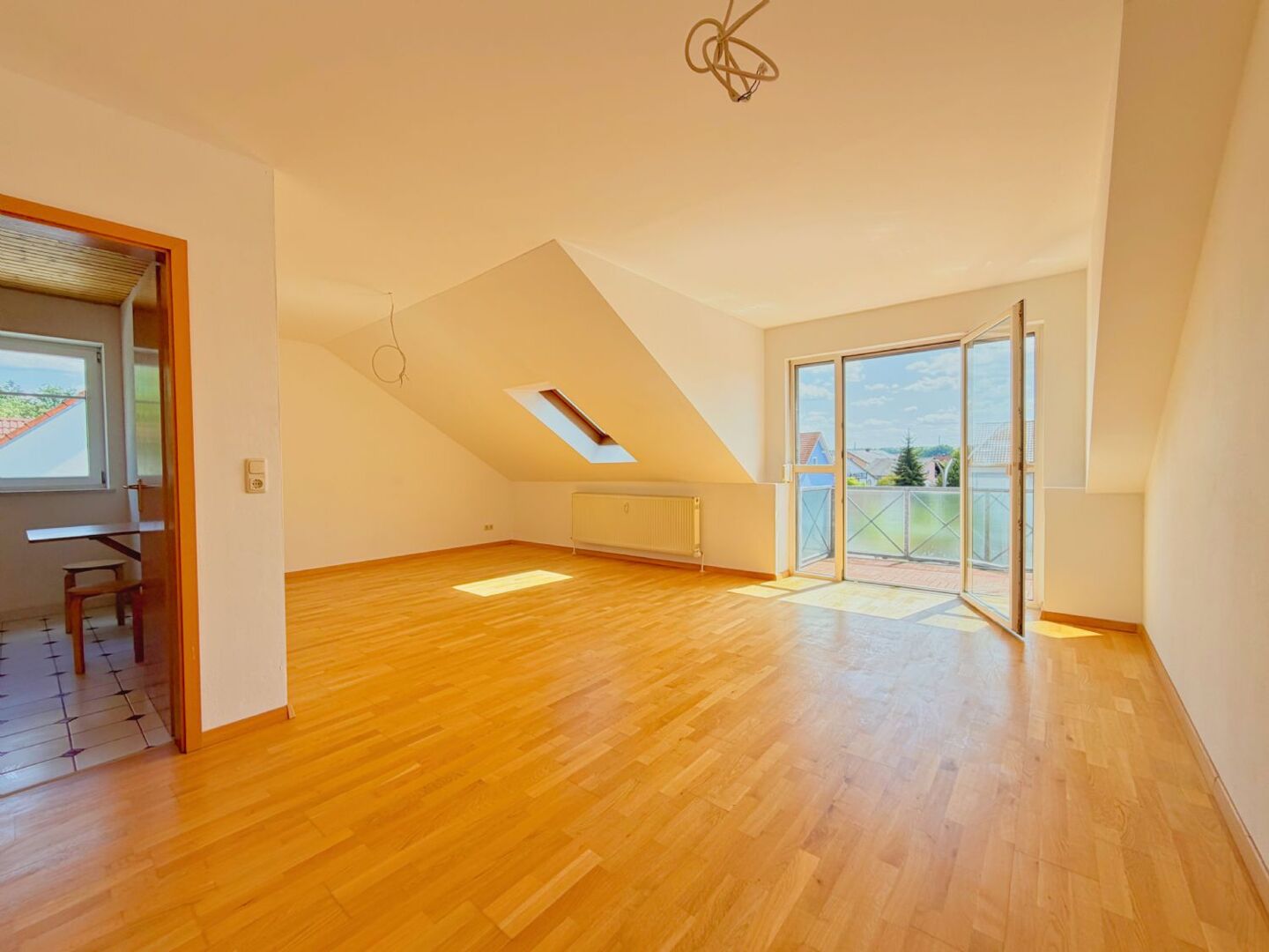 Helle, neu überarbeitete 2,5-Zimmer-Wohnung mit Südbalkon, Stellplatz und direktem Weg zur Höllohe