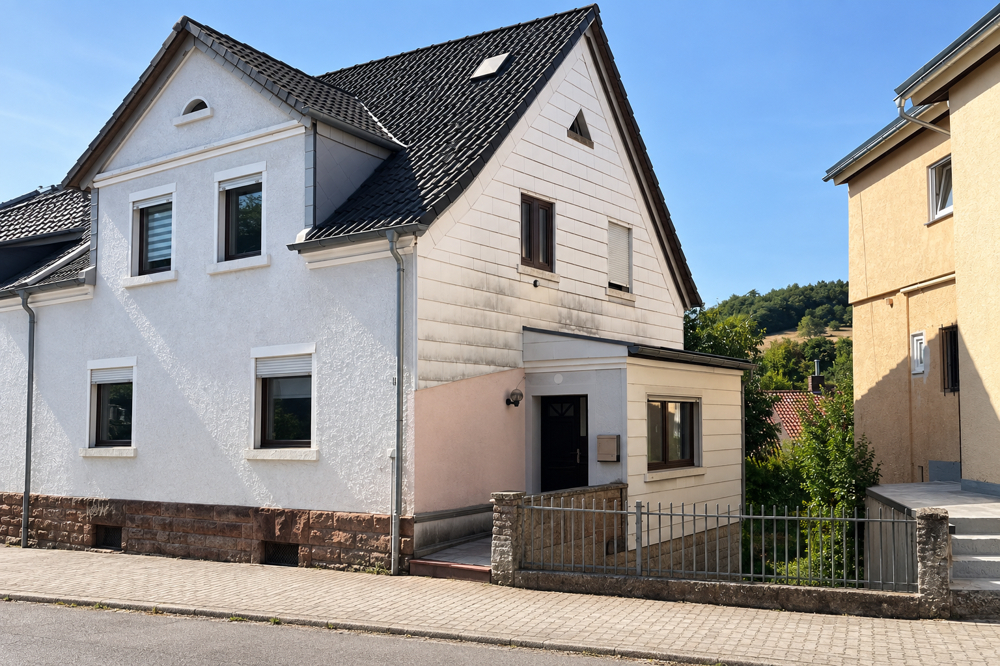 Doppelhaushälfte mit zwei Wohneinheiten – renovierungsbedürftig und vielseitig nutzbar