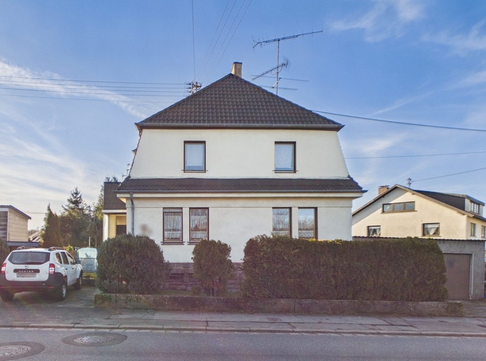 Friedrichsthal-Bildstock: Freistehendes Ein-/Zweifamilienhaus mit 177 m², Garten & 2 Garagen