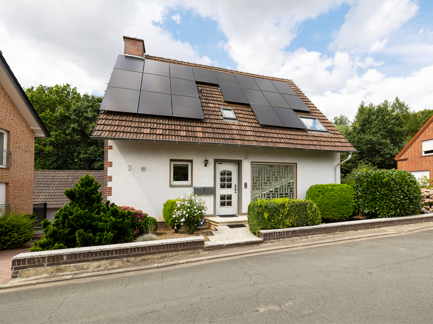 Modernes Energiekonzept in GMHütte: PV, Luft-Luft-Wärmepumpe, Gasbrennwert & Brennstoffzelle (KKW)