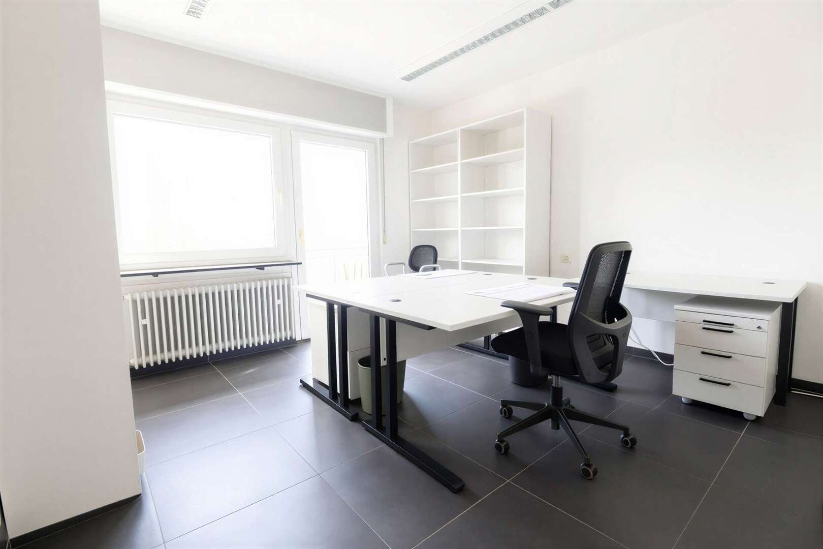 WRS Immobilien - Erlensee - kleine Bürofläche in zentraler Lage - mit Balkon und Duschbad
