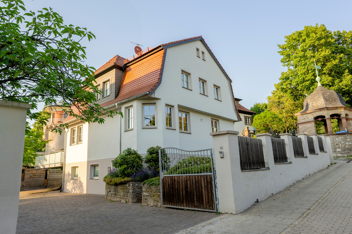 Einfach AUSSERGEWÖHNLICH: Wohn- und Geschäftshaus mit historischem Turm