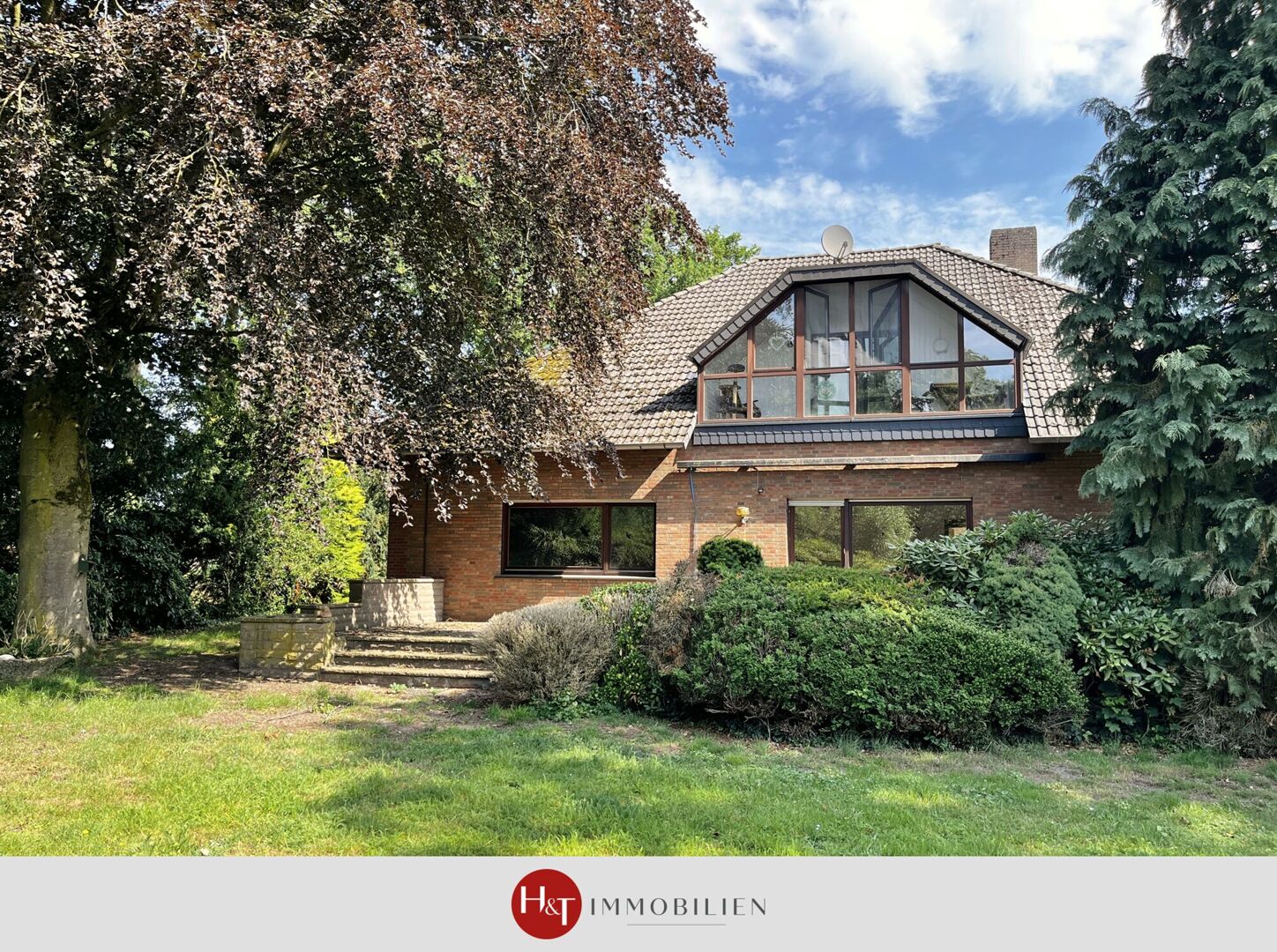 Zweifamilienhaus mit großem Naturgrundstück