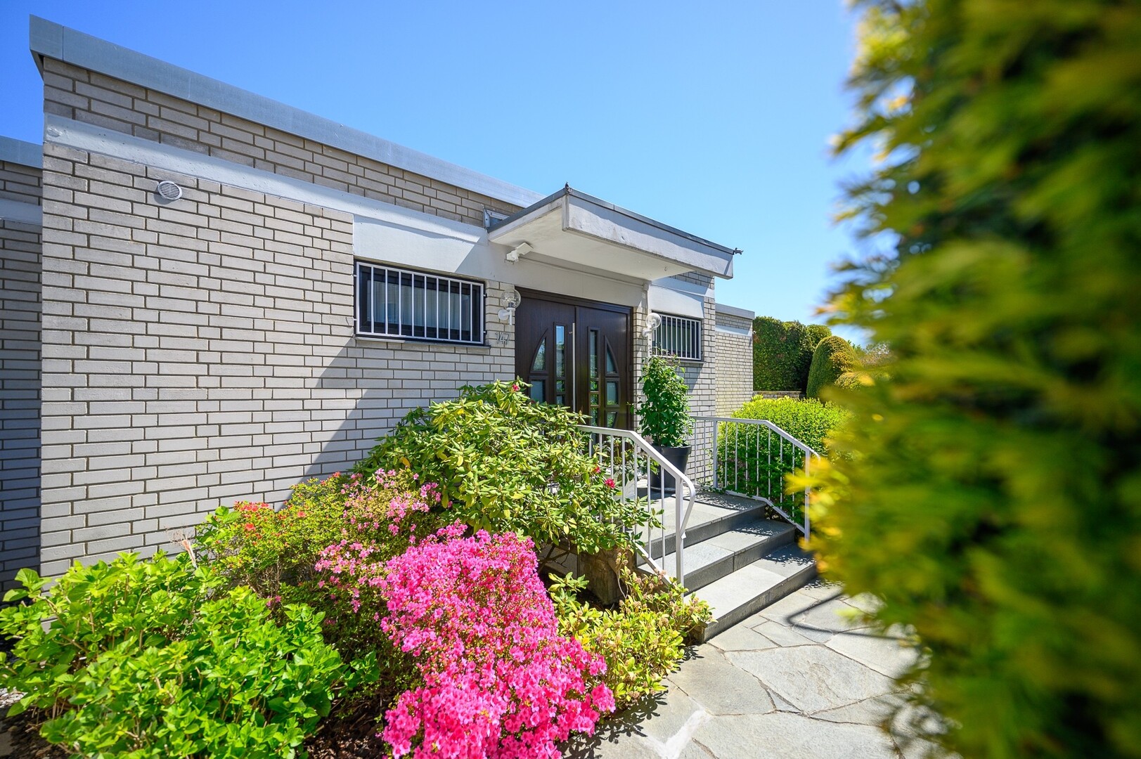 BUNGALOWKLASSIKER | Stilvolle 70er-Jahre Architektur in Frankfurt-Seckbach