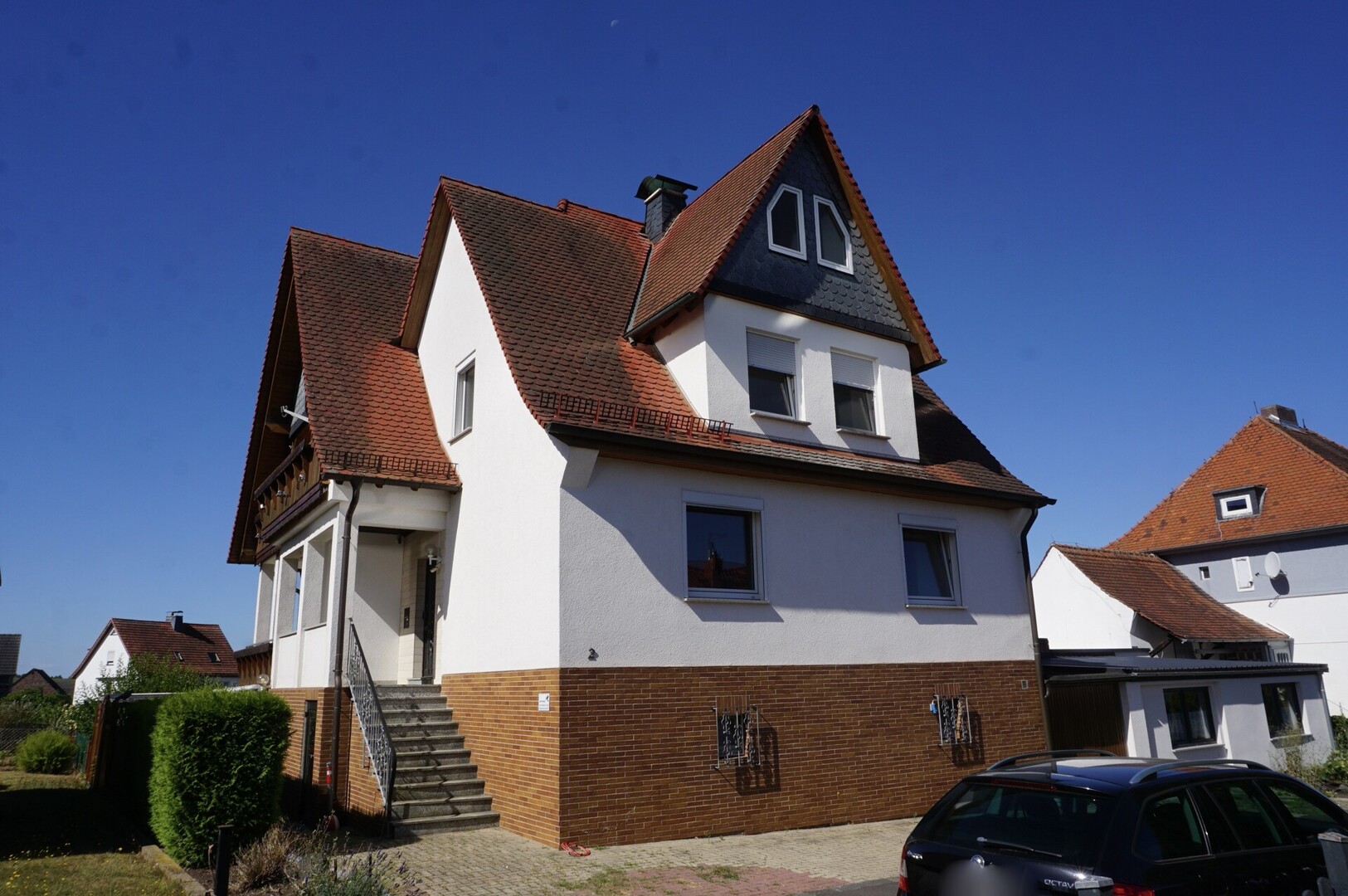 Großzügiges, gepflegtes Zweifamilienhaus mit vielen Nutzungsmöglichkeiten. Keine Käuferprovision!
