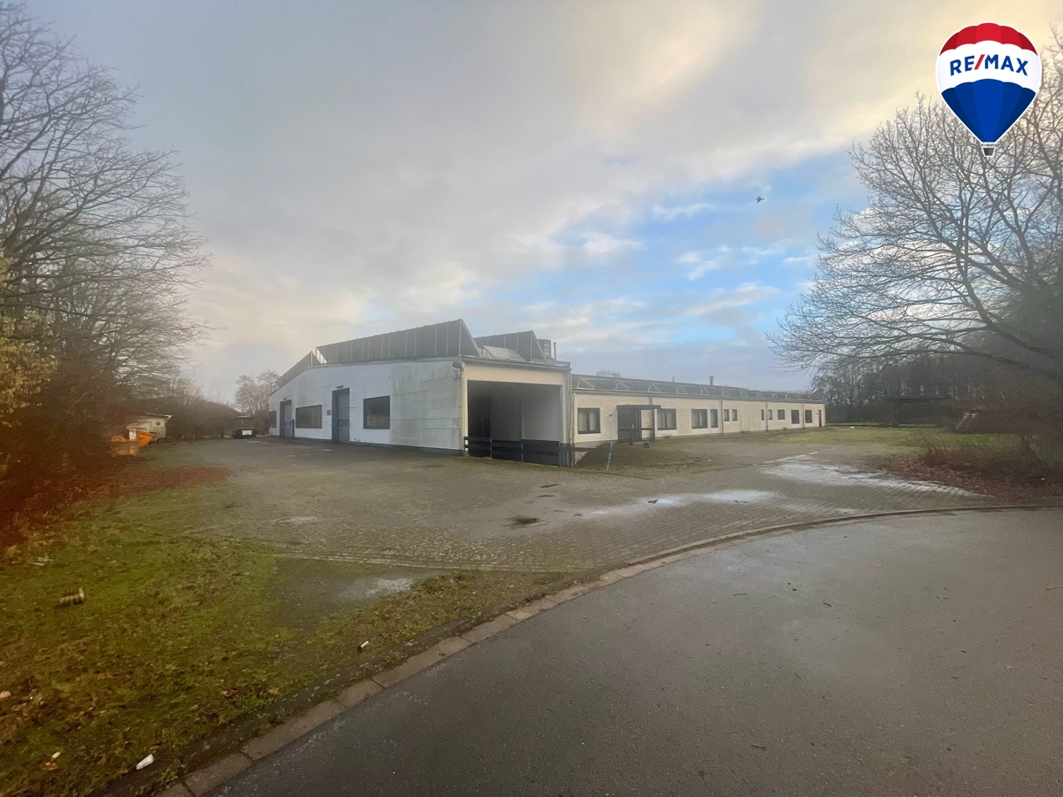 ca. 2000 m² Halle + ca. 400m² Büroräume  + ca. 12.500m2 Gewerbegebiet Rampe Lager Büro