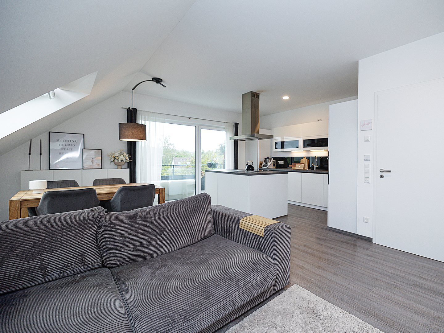 Energieeffizient über den Dächern von Detmold: Moderne 3-Zimmer-Wohnung mit Balkon und Weitblick