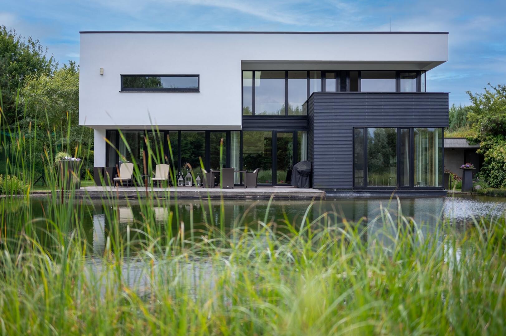 ++ HAUS AM SEE ++ Außergewöhnliches Anwesen mit zwei Häusern und privatem Schwimmteich
