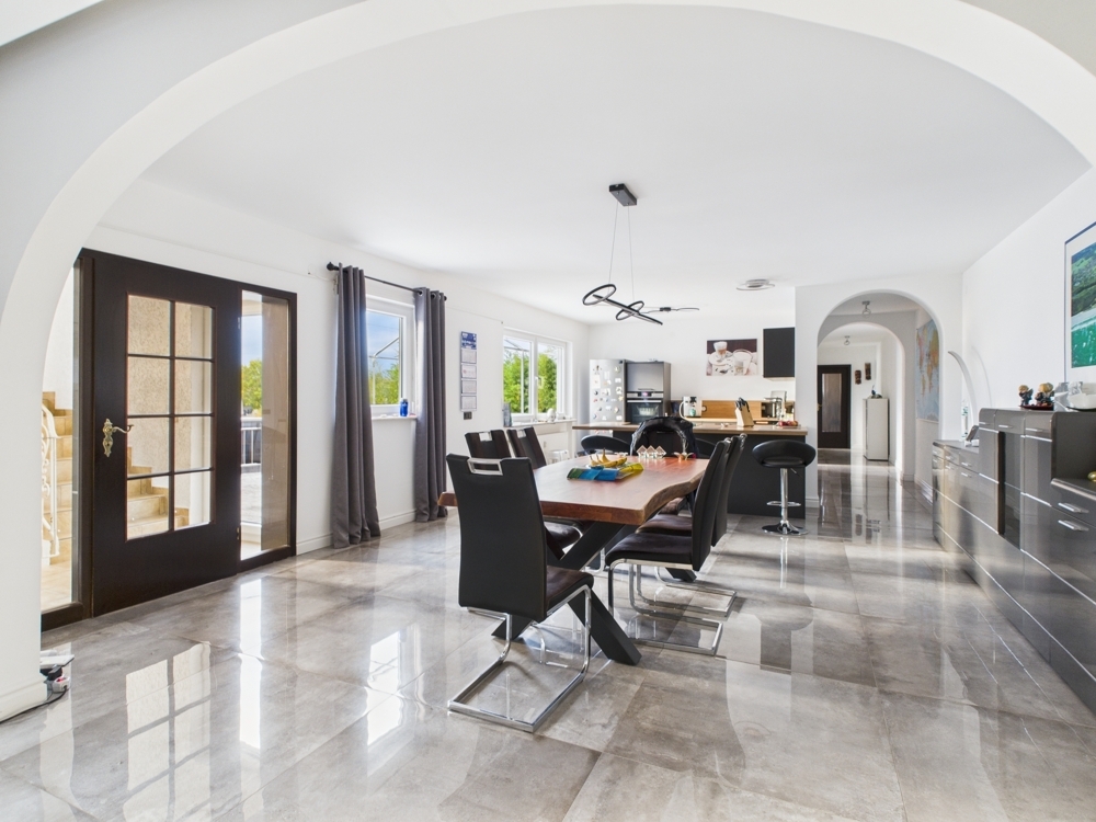 Exklusive Maisonette-Eigentumswohnung, ca. 200m², große Terrasse, Garage und hochwertige Einbauküche
