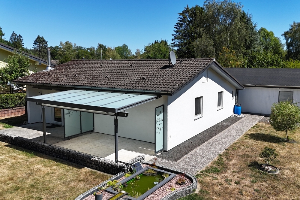 Natur pur direkt vor der Tür: Kompakter Wohlfühl-Bungalow mit großem Gartenparadies