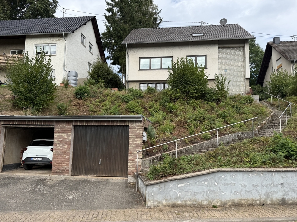 Großrosseln: Vielseitiges Ein- bis Zweifamilienhaus mit 176 m², 2 Garagen, Terrasse und Garten