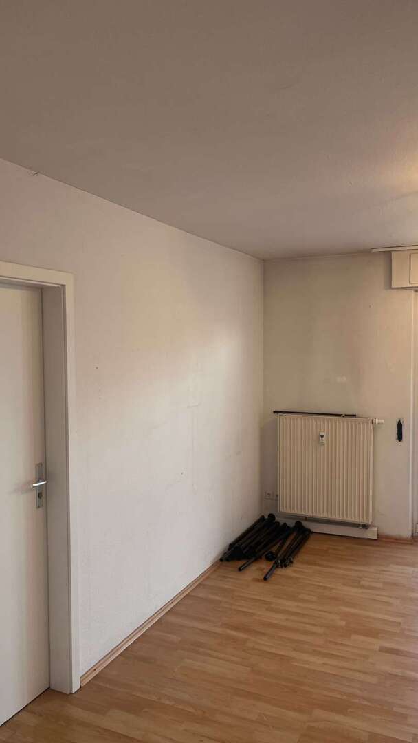 ca. 18 m² großes WG-Zimmer mit eigenem Balkon  (1. OG links)