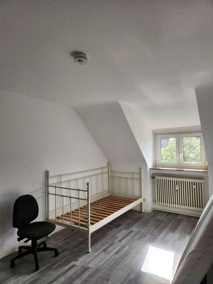 ca. 16 m² großes WG-Zimmer im Dachgeschoss