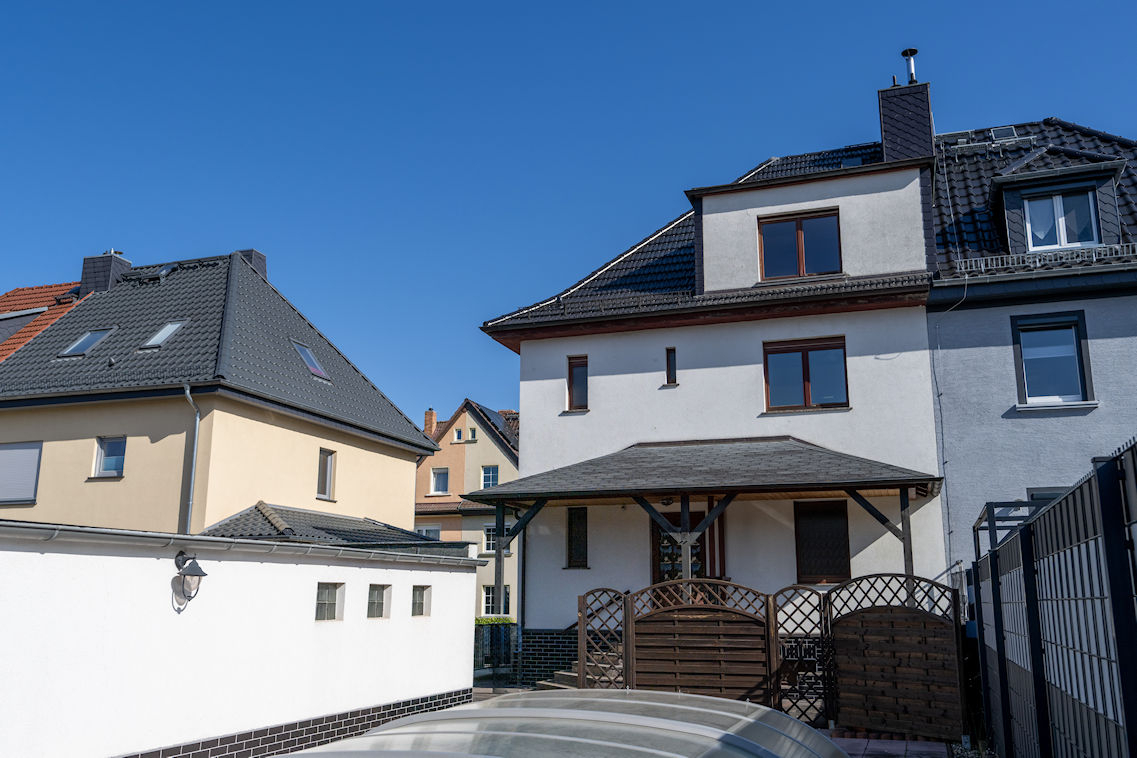 Charmantes Raumwunder mit Urlaubsflair: Doppelhaushälfte mit Pool, Doppelgarage und Gartenhaus !