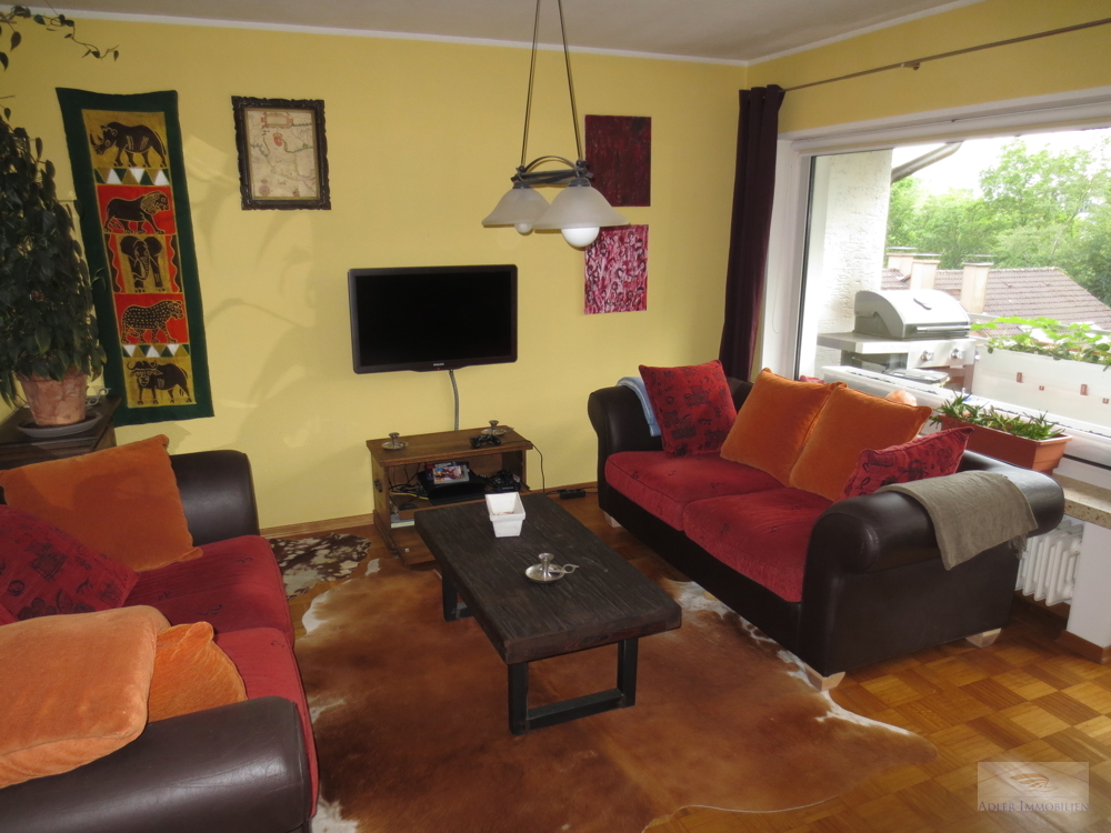 Charmante, sanierte 3-Zimmer-Mietwohnuni im 3. OG, hochw. Einbauküche in gepflegtem 6-Parteien-Haus.