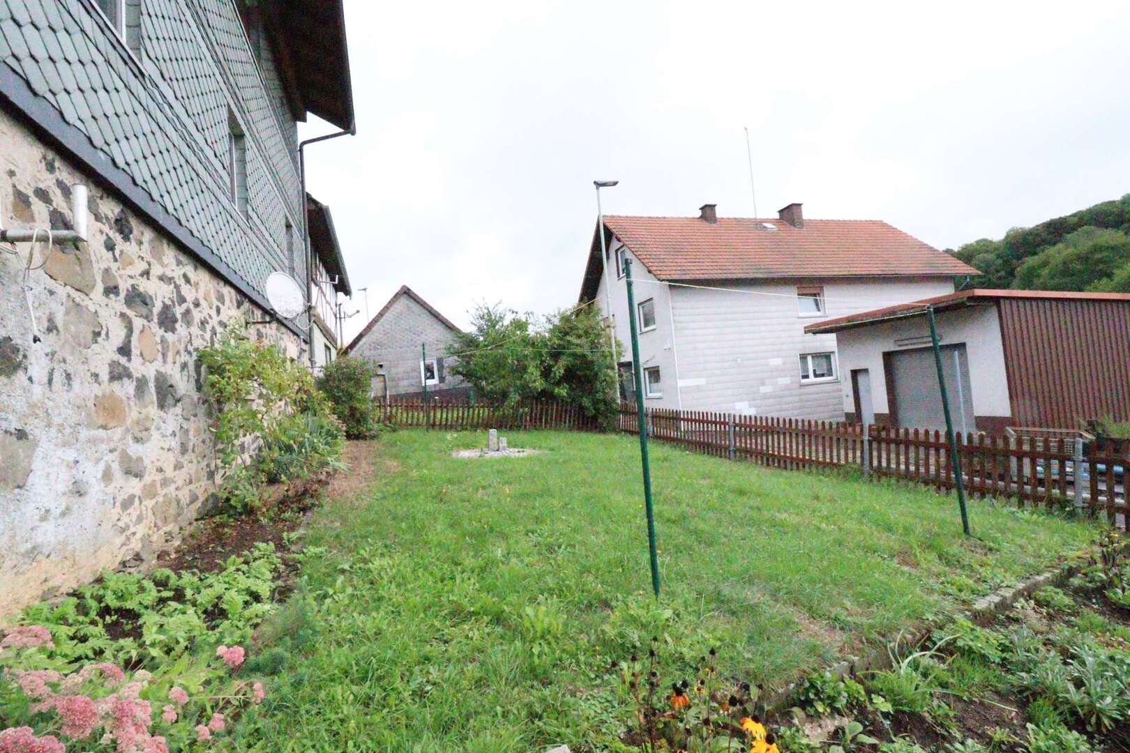 WRS Immobilien - käuferprovisionsfrei - Schotten - Einfamilienhaus mit Garten und Garage