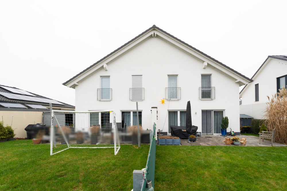 Moderne vermietete Doppelhaushälfte mit Garten und effizienter Haustechnik in Grolsheim