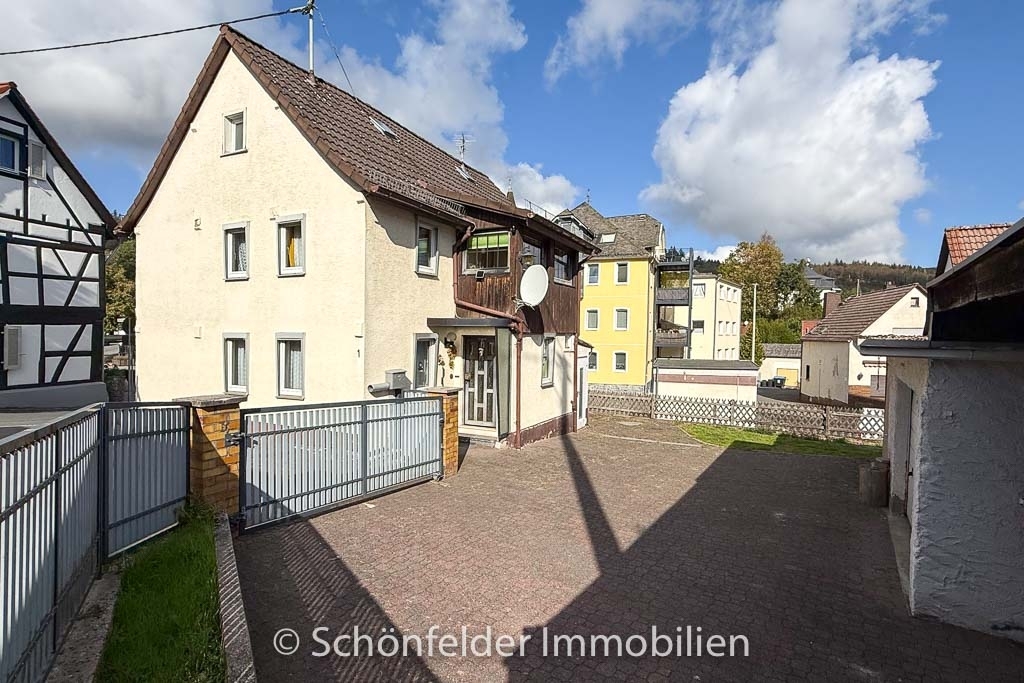 Süßes Häuschen im Ortskern mit Garten, großem Hof, Garage und Schuppen - provisionsfrei